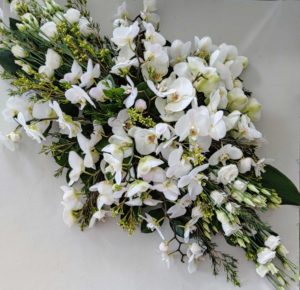 Kiststuk witte orchideeën en witte bloemen